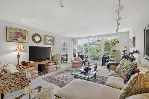 3900 Oaks Clubhouse Dr #410, Pompano Beach, FL 33069