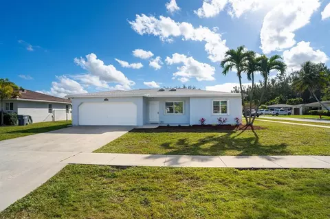 10910 Stacey Ln, Boca Raton, FL 33428