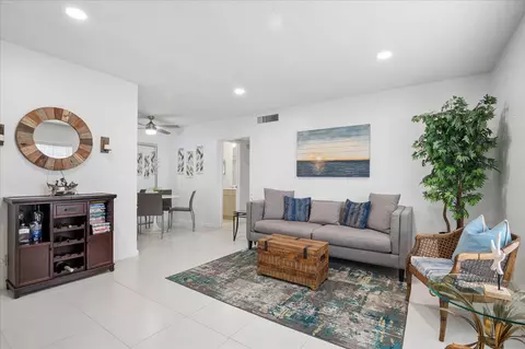 2210 NE 67th St #1211, Fort Lauderdale, FL 33308