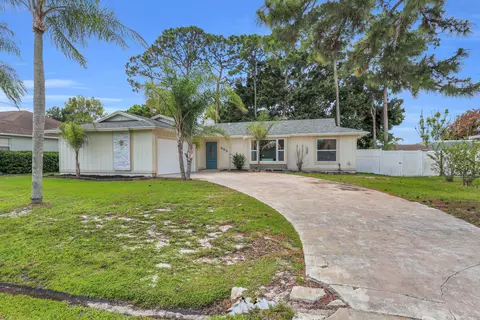 552 SW Eyerly Ave, Port Saint Lucie, FL 34983