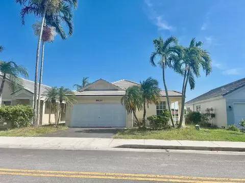 8820 N Lake Park Cir N, Davie, FL 33328