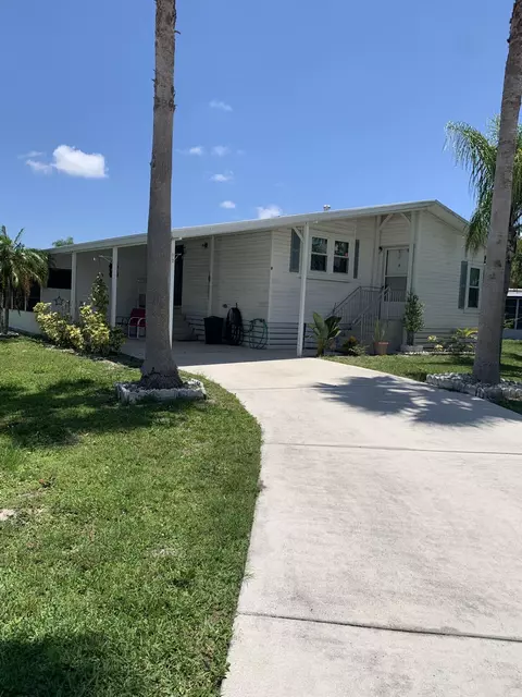 9 Universidad Ln, Port Saint Lucie, FL 34952