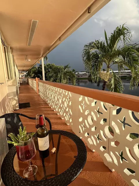 900 SW 10th Ter, Hallandale Beach, FL 33009