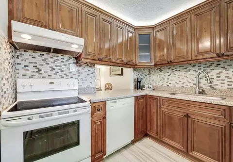 2855 Garden Dr S #102, Lake Worth Beach, FL 33461