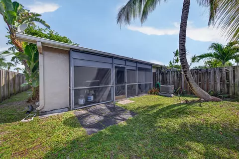 1036 E Lakes Dr, Pompano Beach, FL 33064