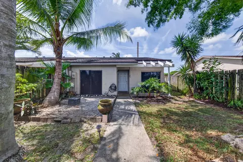 1036 E Lakes Dr, Pompano Beach, FL 33064