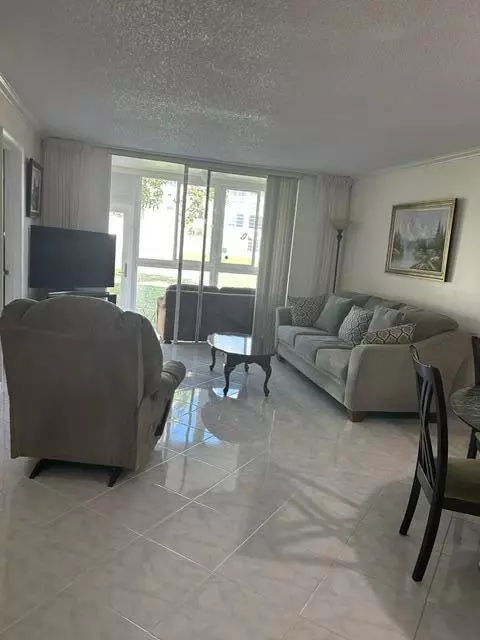 8020 Sunrise Lakes Dr N #111, Sunrise, FL 33322