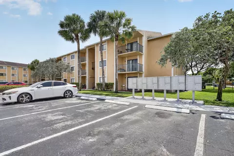 300 Palm Cir W #305, Pembroke Pines, FL 33025