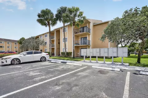 300 Palm Cir W, Pembroke Pines, FL 33025