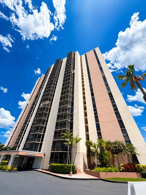 20301 W Country Club Dr #329, Aventura, FL 33180
