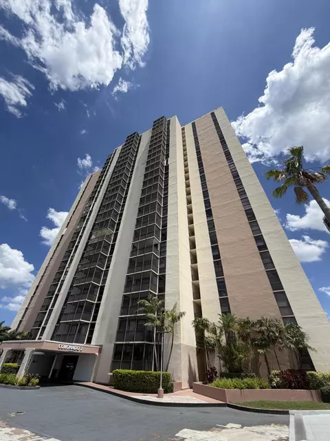 20301 W Country Club Dr #329, Aventura, FL 33180