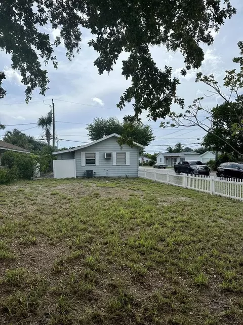 312 N 12th Ave N, Lake Worth Beach, FL 33460
