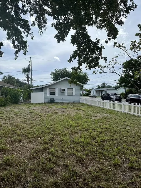 312 12th Ave N, Lake Worth Beach, FL 33460