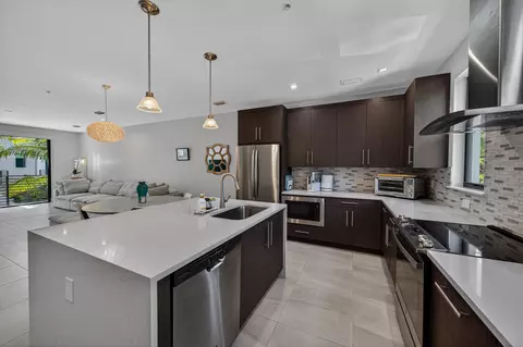 625 NE 22nd Dr, Wilton Manors, FL 33305