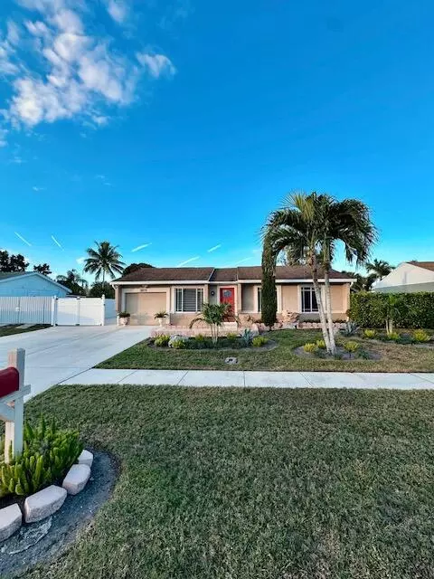 10079 Yeoman Ln, Royal Palm Beach, FL 33411