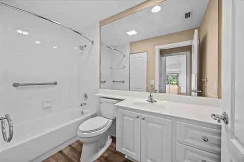 Bath - 918 SW Balmoral Trce, Stuart, FL 34997 photo 3 of 3