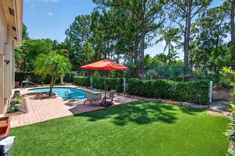 68 Lake Eden Dr, Boynton Beach, FL 33435