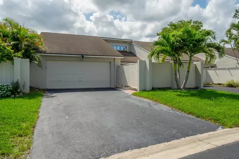 12858 Spinnaker Ln, Wellington, FL 33414