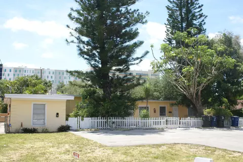 224 SE 9th Ct #1-4, Hallandale Beach, FL 33009