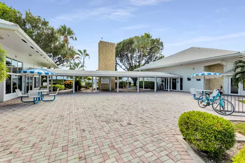 Exterior - 2581 E Golf Blvd, Pompano Beach, FL 33064 photo 8 of 11