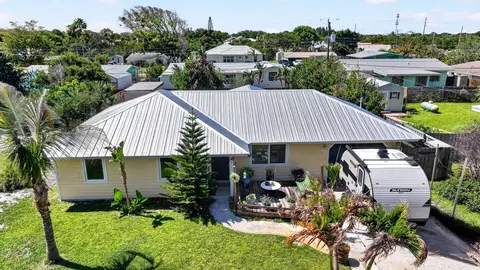 8143 SE Woodland Rd, Hobe Sound, FL 33455