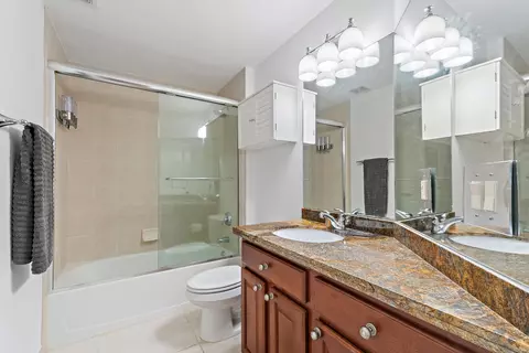Bath - 605 Del Sol Cir, Tequesta, FL 33469 photo 5 of 5