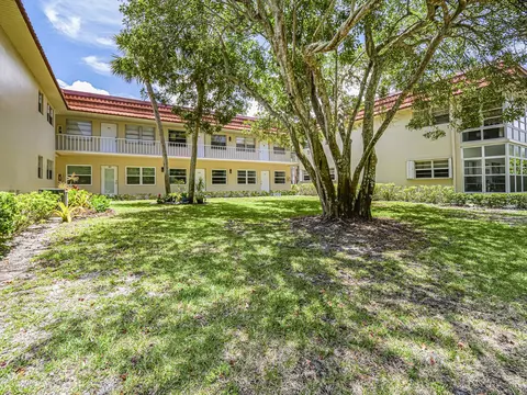 109 Spring Lake Ct #105, Vero Beach, FL 32962