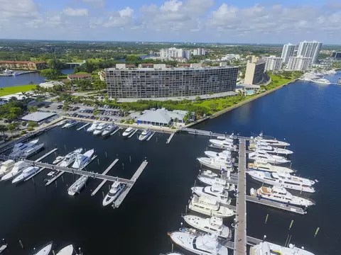 136 Lakeshore Dr #211, North Palm Beach, FL 33408