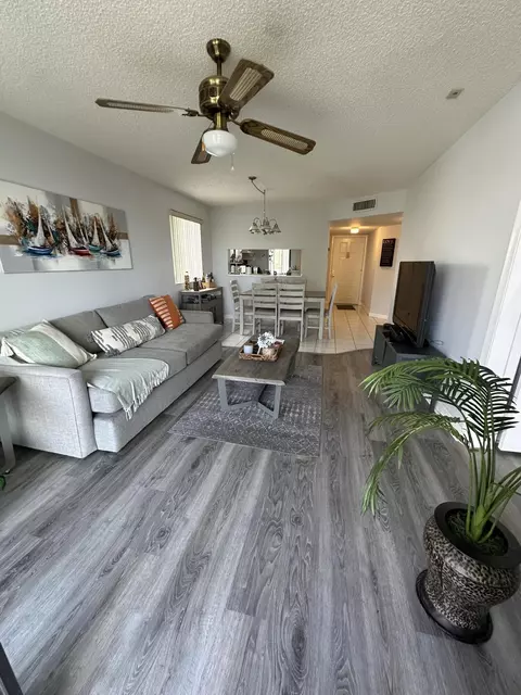 3138 Via Poinciana #317, Lake Worth, FL 33480