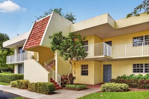 500 Oaks Ln #111, Pompano Beach, FL 33069
