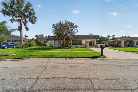 214 NE Camelot Dr, Port Saint Lucie, FL 34983