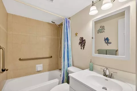 Bath - 2929 SE Ocean Blvd #M4, Stuart, FL 34996 photo 1 of 2