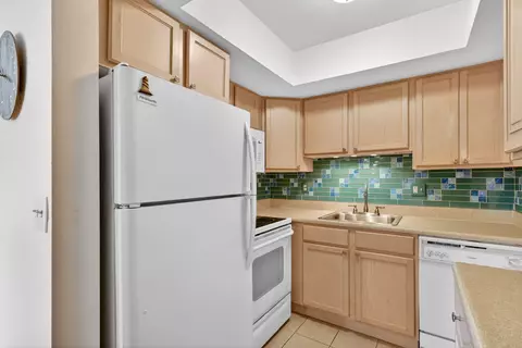Kitchen - 2929 SE Ocean Blvd #M4, Stuart, FL 34996 photo 2 of 4