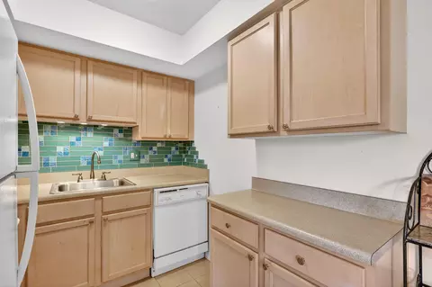 Kitchen - 2929 SE Ocean Blvd #M4, Stuart, FL 34996 photo 3 of 4