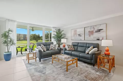 3700 Oaks Clubhouse Dr #106, Pompano Beach, FL 33069