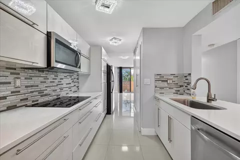 7451 NW 16th St #407, Plantation, FL 33313