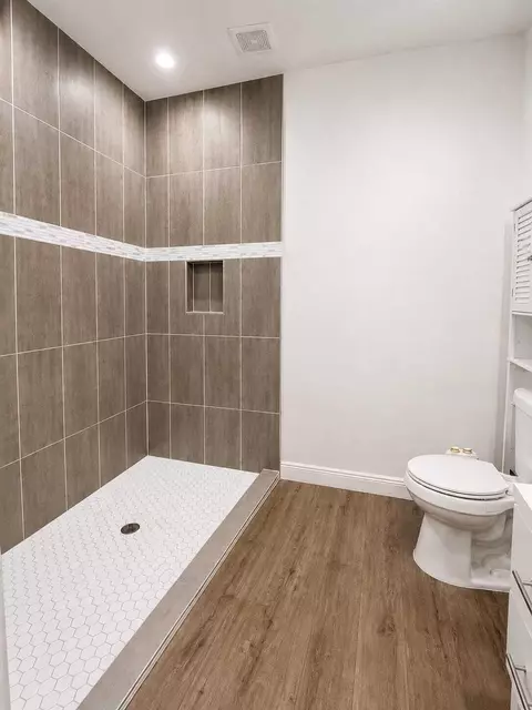 Bath - 1224 Jupiter Lp, Labelle, FL 33935 photo 1 of 3