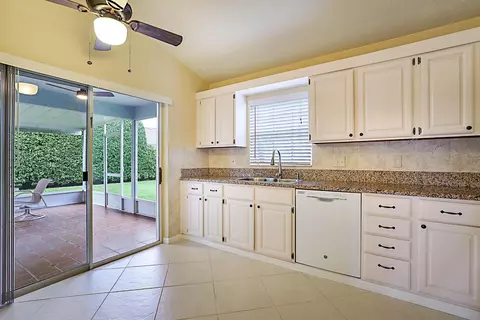 Kitchen - 124 Adobe Cir, Jupiter, FL 33458 photo 3 of 4