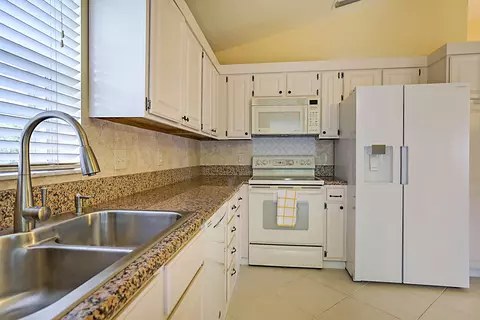 Kitchen - 124 Adobe Cir, Jupiter, FL 33458 photo 4 of 4
