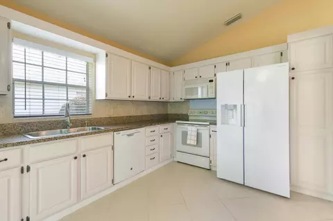 Kitchen - 124 Adobe Cir, Jupiter, FL 33458 photo 2 of 4