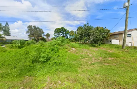 320 13th St SW, Vero Beach, FL 32962