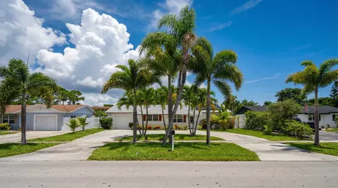 428 Alemeda Dr, Palm Springs, FL 33461