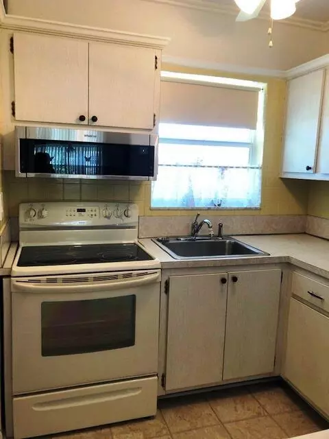 1115 Lake Ter #210, Boynton Beach, FL 33426