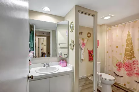Bath - 5852 SE Riverboat Dr #321, Stuart, FL 34997 photo 3 of 3
