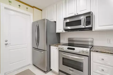 Kitchen - 77 Laurel Oaks Cir, Tequesta, FL 33469 photo 5 of 6