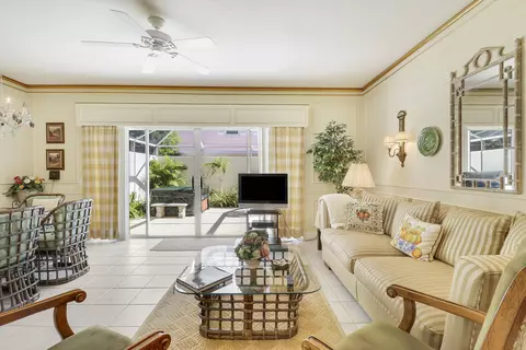 Living - 77 Laurel Oaks Cir, Tequesta, FL 33469 photo 3 of 3