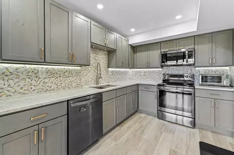 5250 Woodland Lakes Dr #327, Palm Beach Gardens, FL 33418