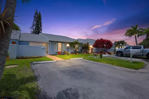 4325 Lucerne Villas Ln, Greenacres, FL 33467