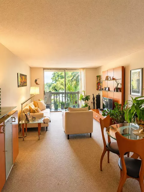1800 Sans Souci Blvd #424, North Miami, FL 33181