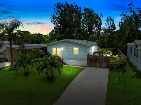 8011 SE Skylark Ave, Hobe Sound, FL 33455